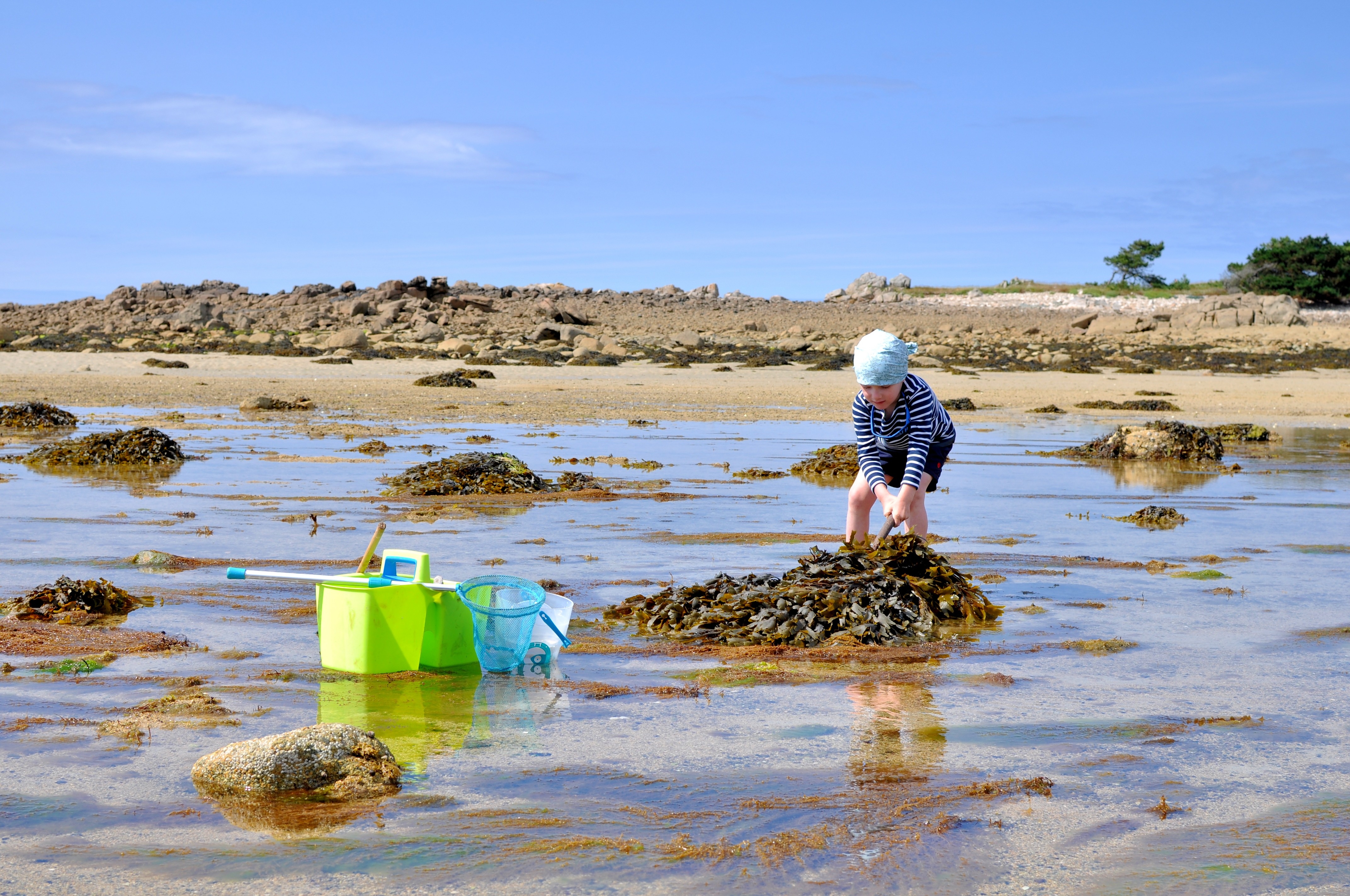 photo d'enfant pêchant sur le sable