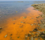 photo d'une eau de mer colorée en orange